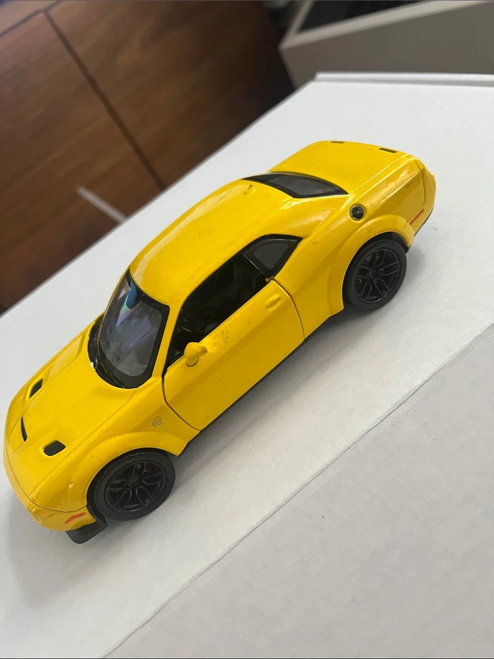 2018 Dodge Challenger SRT Hellcat Widebody Diecast  1:24 Yellow Motormax